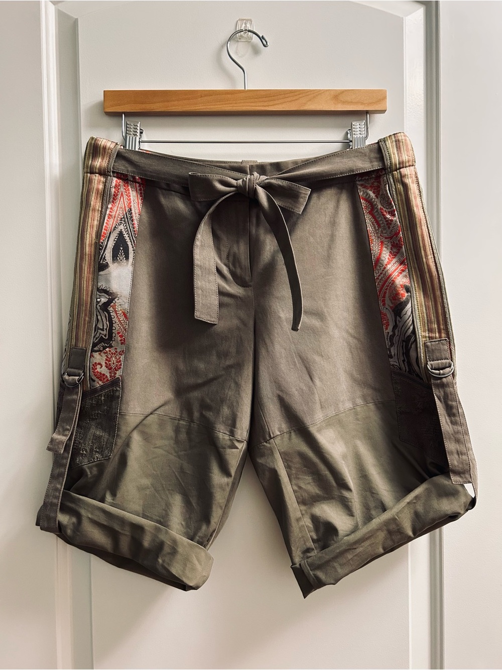 NEW Elie Tahari Olive Cargo Shorts with Patterned Side Panels